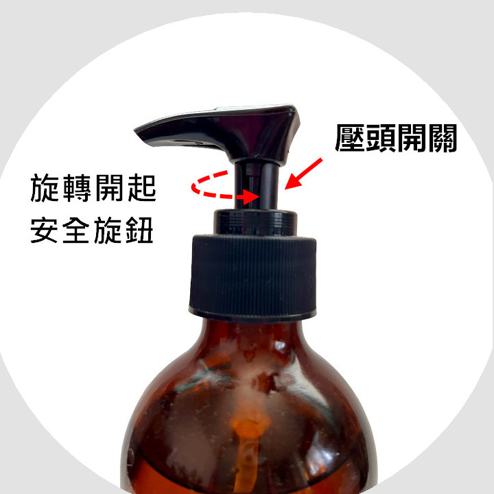 妍香 YenScent 荷荷芭油專業基礎按摩油,富含維他命 E,質地滋潤親膚,適合搭配蠍尾體刷進行美體保養與循環代謝按摩。